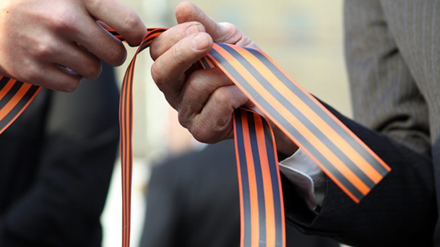 VIDEO Originea provocatoarei panglici bicolore. Ce spun istoricii