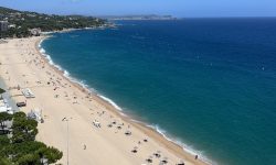 Stațiune din Spania impune noi reguli: interzice îmbrăcămintea nepotrivită, muzica tare și petrecerile care lasă gunoi