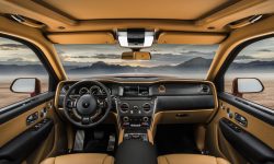 Cine este femeia cu un garaj de lux și singurul Rolls Royce Cullinan roz