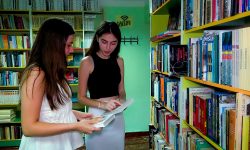 VIDEO Job part-time printre cărţi. Ce responsabilități au două tinere la biblioteca “Alexandru Donici”