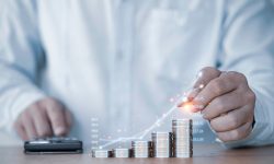 Românii păstrează averea în bancă și la saltea: Avuția medie a crescut la 84.000 RON