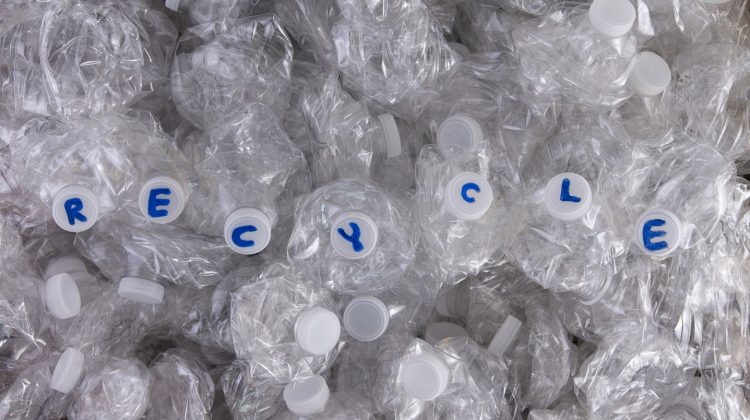 Moldova, sufocată de gunoaie! Sticlele ar putea aduce bani la returnare. Autoritățile vor un mecanism de garanție