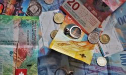 Panică pe piețele valutare: francul elvețian s-a întărit periculos