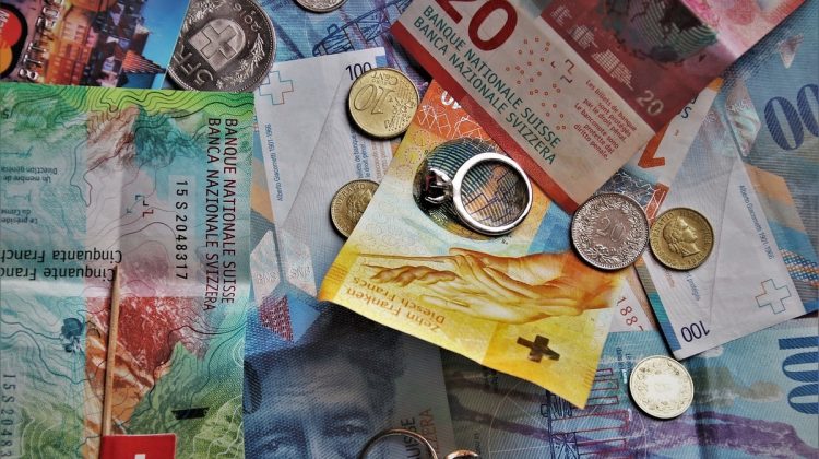 Panică pe piețele valutare: francul elvețian s-a întărit periculos