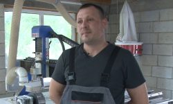 (VIDEO) A îndrăgit meseria de lemnar de la bunicul, iar cu ajutorul unui grant european a deschis un atelier