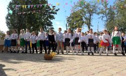 24 de copii ai Ansamblului „Opincuţa” din Vişniovca, Cantemir, promovează cultura şi tradiţiile locale