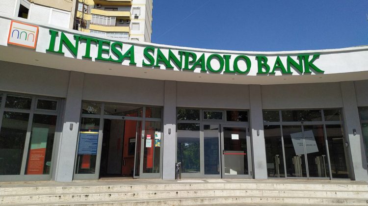 Cea mai mare bancă italiană blochează tranzacțiile în euro din Rusia către UE