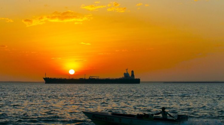 Benzina rusească nu mai trece granița: Exporturile s-au prăbușit cu 63%! Asia a închis robinetul