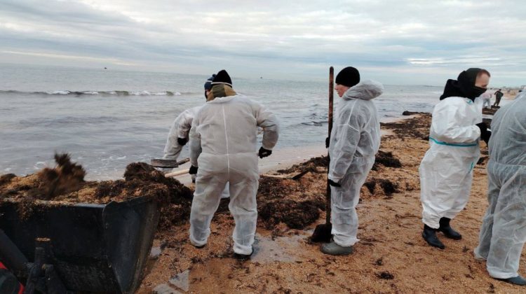 Dezastru ecologic în Marea Neagră! 5.000 de tone de păcură rămân pe fundul mării, după scufundarea a două petroliere