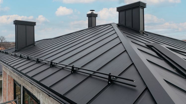 Acoperișuri din țiglă metalică: avantaje, durata de viață și sfaturi de montaj