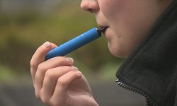 VIDEO. Cum minorii din Moldova cumpără vape-uri online, deși legea interzice?