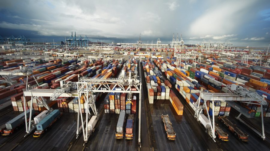 Marfa stă, clienții așteaptă! Tarifele americane și seceta pun Europa în genunchi