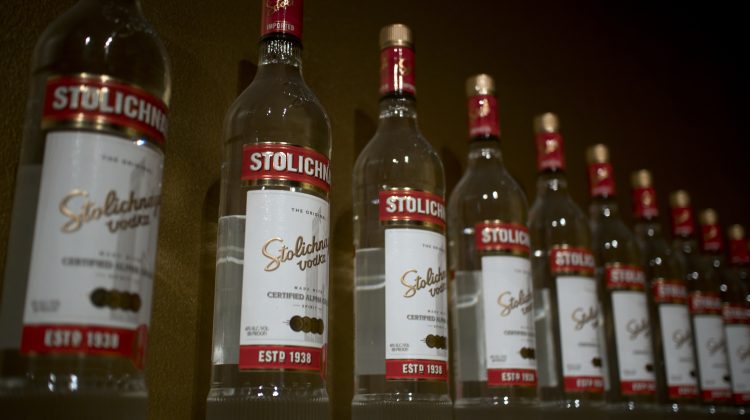 Falimentul vodcii „Stolichnaya” zguduie America! Miliardar rus: Hackerii și Kremlinul m-au distrus