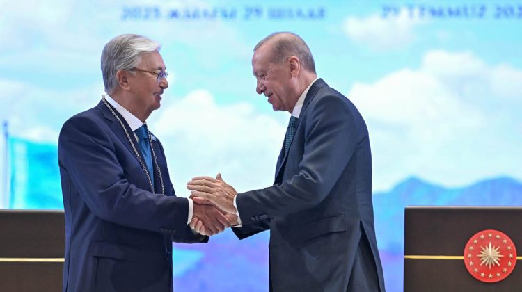 Kazahstanul vrea să ocolească Rusia: Tokaev îi cere lui Erdogan să-i deschidă robinetul petrolului