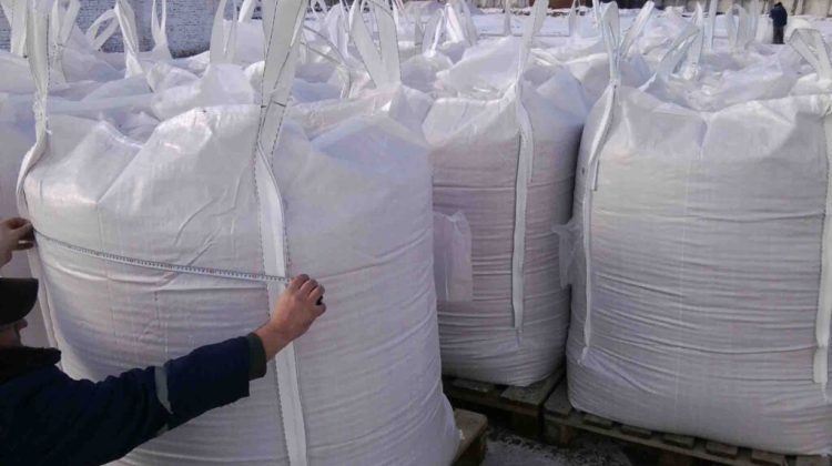 Importuri XXL! Cine face bani grei din sacii giganți aduși în Moldova