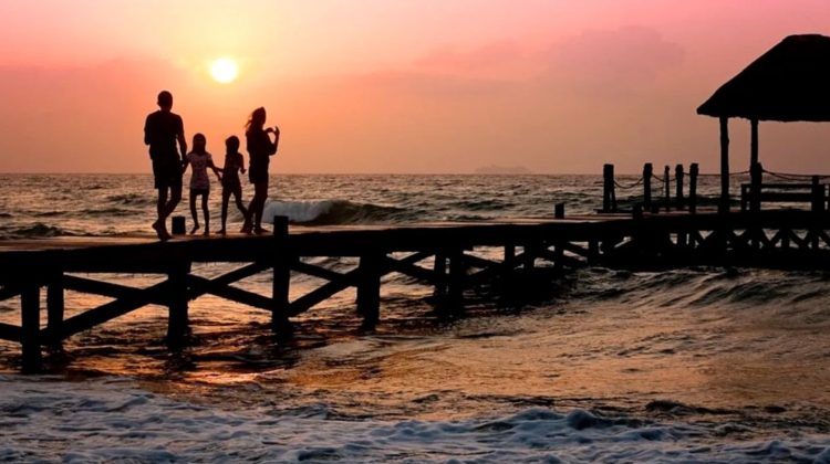 Sărăcia bate la ușă. Unu din patru europeni, condamnat la vacanțe între patru pereți