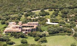 Palatul petrecerilor lui Berlusconi, la preț de aur – cine vrea să pună mâna pe el