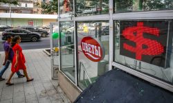 Rușii fug cu banii din bănci: 4 miliarde de euro scoase cash în două luni, de frica blackout-ului online