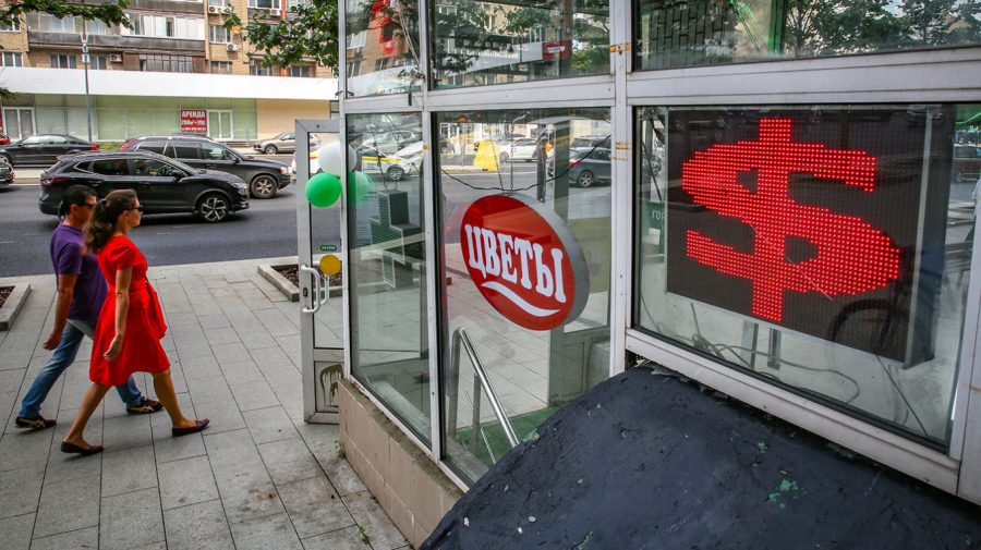 Rușii fug cu banii din bănci: 4 miliarde de euro scoase cash în două luni, de frica blackout-ului online