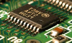 Trump trântește tarife de 100% pe microcipuri! Apple scapă, restul tremură