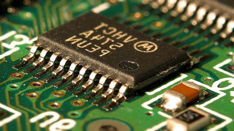 Trump trântește tarife de 100% pe microcipuri! Apple scapă, restul tremură