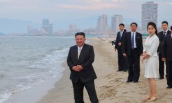 Vacanță ca în lagăr de lux: rușii, plimbați în pas militar la resortul lui Kim Jong Un