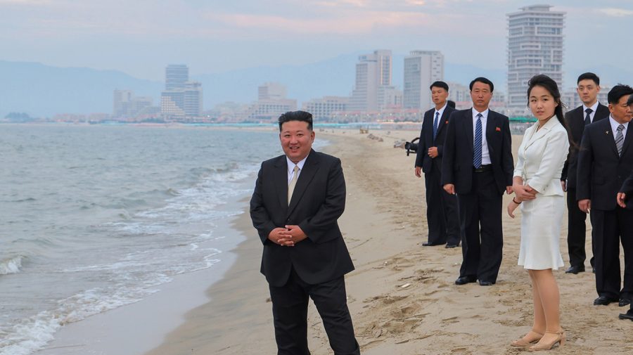 Vacanță ca în lagăr de lux: rușii, plimbați în pas militar la resortul lui Kim Jong Un