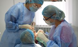 Stomatologii, pe masa de operație a Fiscului: taxe mai mari, venituri mai mici