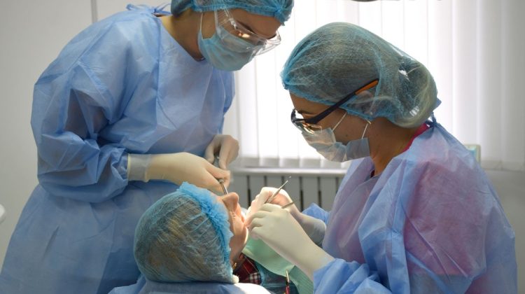 Stomatologii, pe masa de operație a Fiscului: taxe mai mari, venituri mai mici