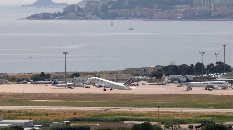 Incident bizar în Franța! Un avion a așteptat o oră în aer, în timp ce singurul controlor dormea în turn