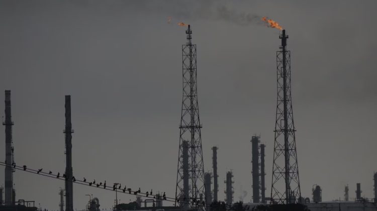 Lovitură dublă pentru Moscova: China și India opresc importurile de petrol rusesc